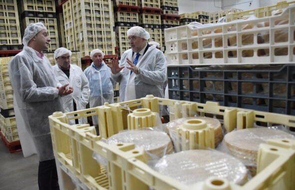 El-Gobierno-de-Castilla-La-Mancha-destaca-los-magnificos-datos-de-exportacion-del-queso-manchego-que-superan-los-170-millones-de-euros-en-2022