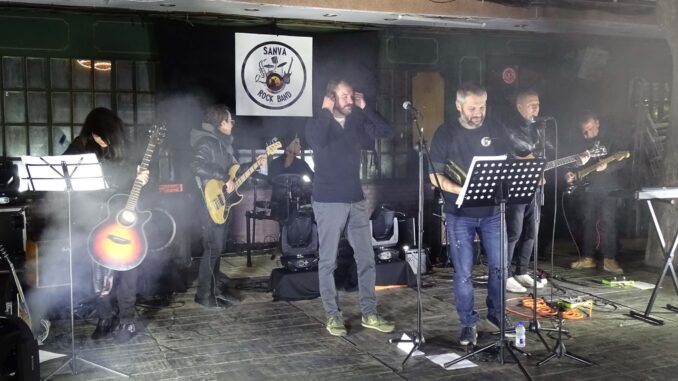Sanva-Rock-Band-anima-la-tarde-de-REyes-con-un-concierto-al-aire-libre