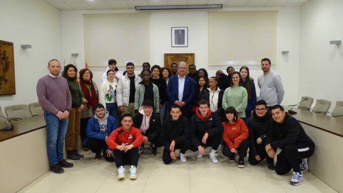 El-alcalde-recibe-a-una-quincena-de-alumnos-franceses-que-han-llegado-a-Espana-de-intercambio-con-el-programa-Erasmus