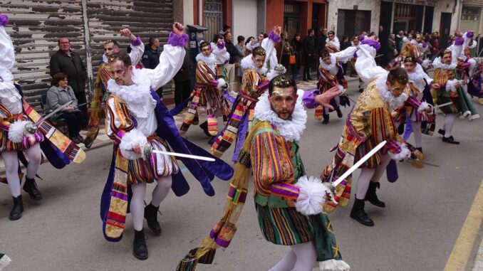 Quince-comparsas-ofrecen-un-vistoso-y-colorido-desfile-de-Carnaval-en-Quintanar