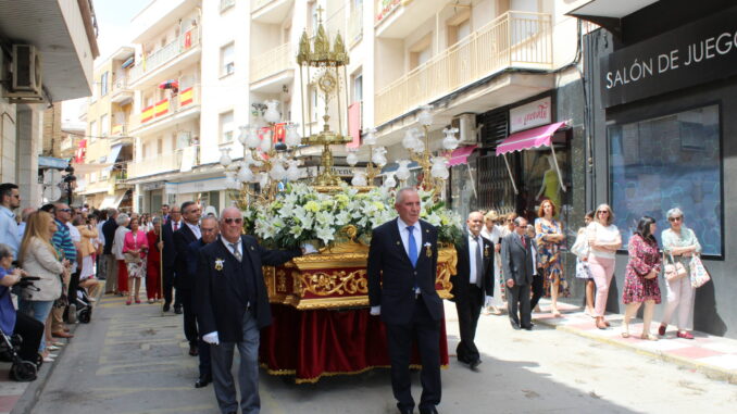 El-Santisimo-Sacramento-recorre-las-calles-decoradas-y-engalanadas-de-Quintanar