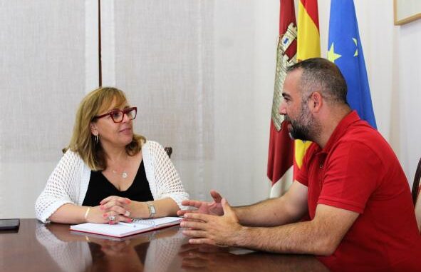 Mejoras-en-servicios-educativos-formacion-para-el-empleo-ocio-y-mayores-centran-la-reunion-entre-el-Gobierno-regional-y-el-alcalde-de-Villamanrique