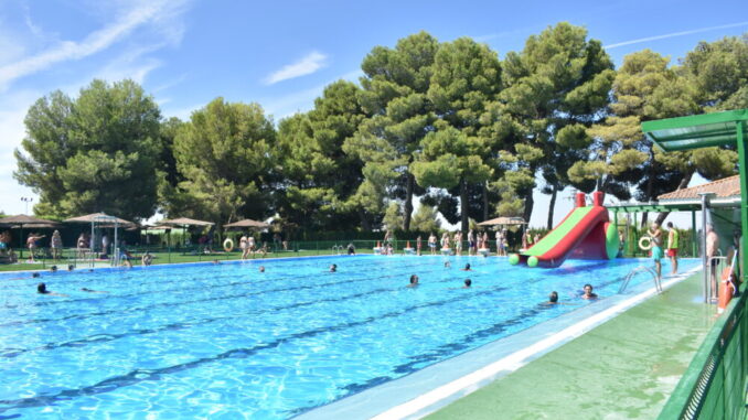 La-piscina-municipal-se-convierte-en-parque-acuatico-para-disfrute-de-los-pequenos
