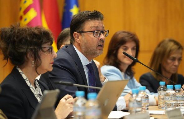 El-Gobierno-regional-creara-este-curso-una-escuela-de-equipos-directivos-para-que-puedan-formarse-en-asuntos-de-liderazgo-pedagogico-y-organizativo