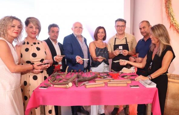 La-Junta-APRECU-y-los-Ayuntamientos-de-Albacete-y-Madrigueras-homenajean-a-los-11-Maestros-Artesanos-del-Cuchillo-y-la-Navaja-y-muestran-su-unidad-en-defensa-del-sector-de-la-cuchilleria