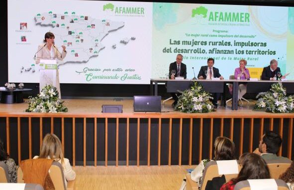 Blanca-Fernandez-resalta-el-objetivo-del-Gobierno-regional-de-incorporar-a-otras-500-mujeres-al-campo-y-a-la-empresa-rural-en-la-provincia-de-Ciudad-Real