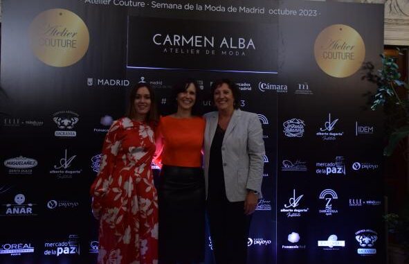 El-Gobierno-regional-valora-la-presencia-de-la-moda-de-la-region-en-Atelier-Couture-como-escaparate-de-la-artesania-contemporanea-en-el-desfile-de-Carmen-Alba-y-otros-disenadores