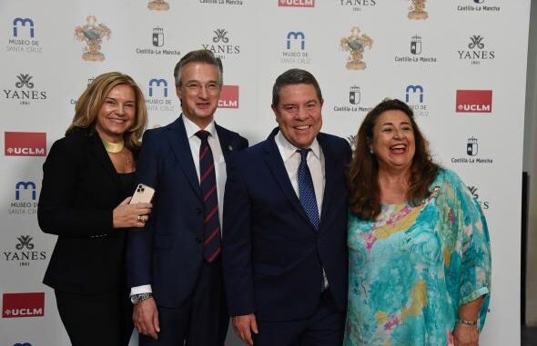 El-presidente-regional-elogia-la-trayectoria-impecable-de-la-familia-Yanes-por-su-contribucion-a-la-cultura-social-y-al-imaginario-espanol