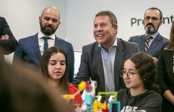 Articulo-del-presidente-Emiliano-Garcia-Page-con-motivo-del-Dia-del-Maestro-Educar-en-conocimientos-y-valores