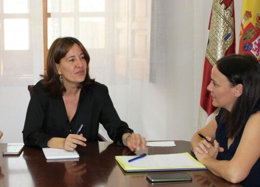 Blanca-Fernandez-y-la-alcaldesa-de-Terrinches-fijan-las-prioridades-de-legislatura-en-su-primer-encuentro-institucional