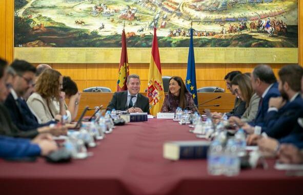 Emiliano-Garcia-Page-promete-una-legislatura-especial-para-Almansa