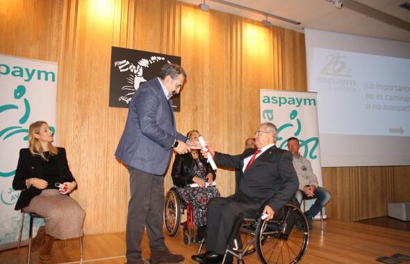 Fernandez-Sanz-reconocido-con-la-silla-de-oro-ASPAYM-Cuenca-a-la-integracion-de-las-personas-con-discapacidad