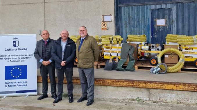 El-Gobierno-regional-entrega-equipos-electrogenos-y-bombas-para-inundaciones-a-29-entidades-locales-para-sus-agrupaciones-de-Proteccion-Civil