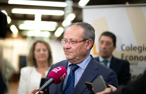 El-Gobierno-regional-pone-en-valor-el-papel-fundamental-de-los-economistas-para-dar-respuestas-y-confianza-en-momentos-de-incertidumbre-como-los-actuales