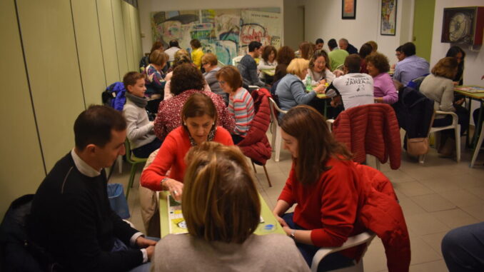 Pilar-Fernandez-y-Paquita-Fernandez-ganadoras-del-torneo-de-parchis-de-navidad-de-Quintanar-de-la-Orden