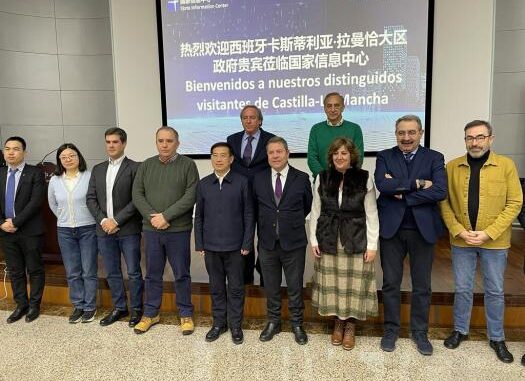 Garcia-Page-mantiene-un-encuentro-institucional-en-la-Embajada-de-Espana-en-China-y-conoce-‘in-situ-la-plataforma-de-informacion-del-pais-asiatico