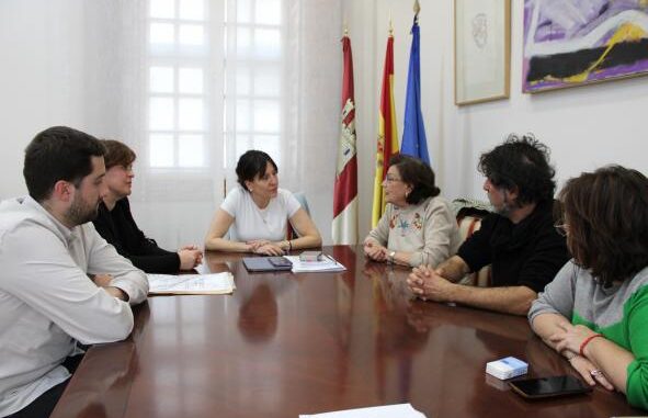 Blanca-Fernandez-garantiza-el-apoyo-a-la-Asociacion-de-Amigos-del-Patio-de-Comedias-de-Torralba-por-ser-un-ejemplo-de-dinamizacion-en-las-zonas-rurales
