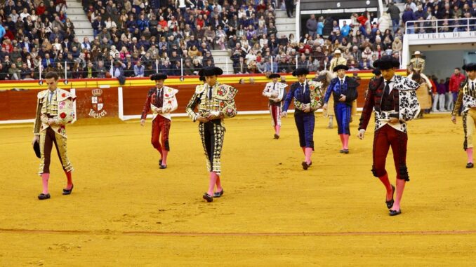 Fernando-Adrian-corta-tres-orejas-y-dos-Manzanares-en-un-gran-arranque-de-la-Feria-del-Milagro