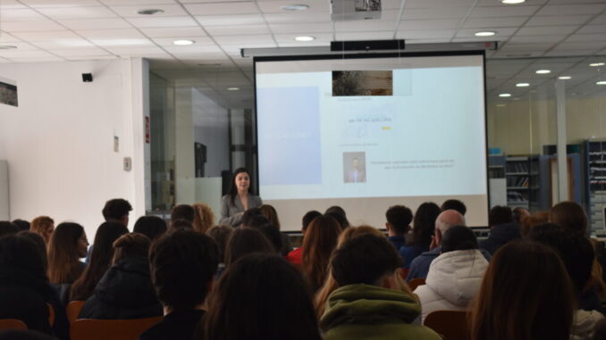 Laura-Sobrino-incentiva-a-las-jovenes-a-elegir-carreras-universitarias-cientificas-en-la-charla-Mujer-y-Ciencia