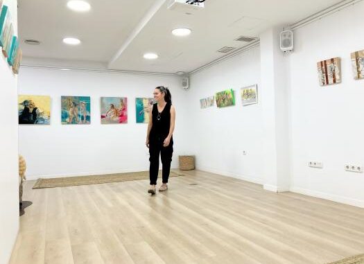 ‘Juego-de-la-artista-Paula-Cuesta-segunda-de-las-muestras-que-se-exponen-en-la-Oficina-de-Turismo-de-Castilla-La-Mancha-en-Madrid