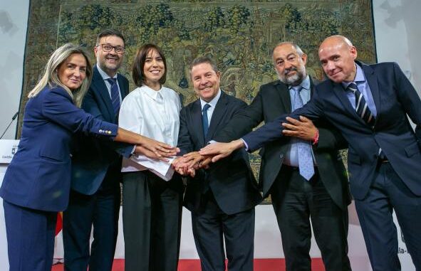 Garcia-Page-avanza-una-orden-de-retencion-del-talento-para-ofrecer-tres-anos-de-contratacion-a-especialistas-sanitarios-de-la-region