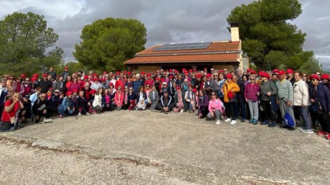 Decenas-de-personas-mayores-participan-en-la-ruta-senderista-que-el-Plan-Regional-de-Envejecimiento-Activo-ha-llevado-hasta-Pozo-Lorente