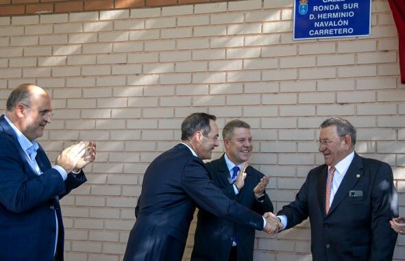 Garcia-Page-asegura-que-el-ejemplo-y-compromiso-de-empresarios-como-Herminio-Navalon-justifican-el-desarrollo-de-mas-suelo-industrial