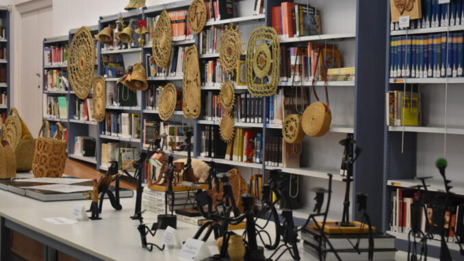 Inaugurada-la-exposicion-Artesanos-del-Toboso-en-la-Biblioteca-Publica-Municipal-de-Quintanar-de-la-Orden