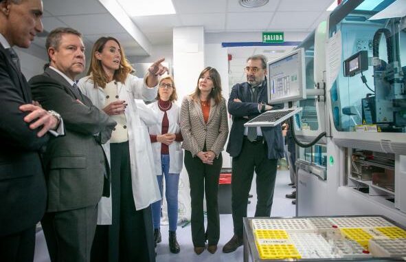 El-Gobierno-regional-ha-transformado-el-laboratorio-de-analisis-clinico-del-Hospital-de-Puertollano-debido-a-la-renovacion-tecnologica-realizada-desde-2023