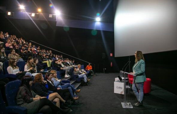 divEstefania-de-la-Chica-Serrano-y-Raquel-Gomez-Troyano-recogen-los-Premios-Mujeres-en-el-Cine-Alice-Guy-del-Gobierno-de-Castilla-La-Manchadiv