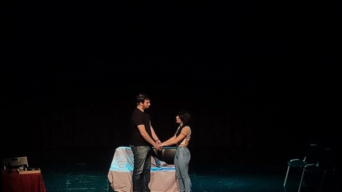 Exito-en-el-Centro-Civico-Principe-de-Asturias-con-la-comedia-Recien-Casados