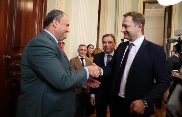 El-Gobierno-regional-presenta-al-comisario-de-Agricultura-un-documento-con-ocho-propuestas-clave-para-el-futuro-de-la-agricultura-y-la-ganaderia