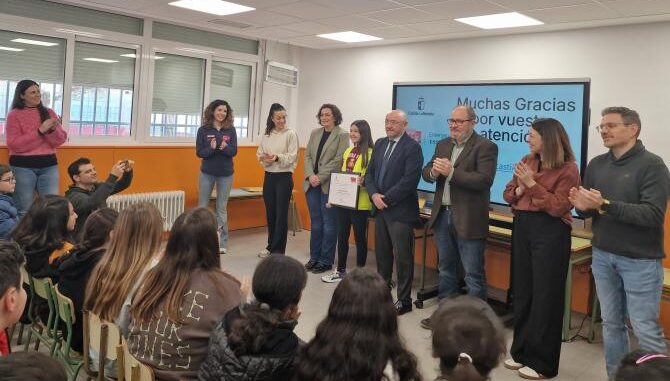 El-Servicio-1-1-2-de-Castilla-La-Mancha-visita-el-colegio-ganador-del-concurso-de-dibujo-escolar-en-el-municipio-de-Quintanar-del-Rey