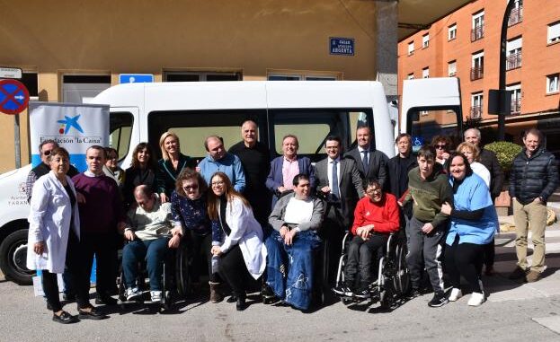 La-asociacion-AFAMIT-de-Tarancon-estrena-nuevo-vehiculo-adaptado-gracias-a-la-colaboracion-publico-privada