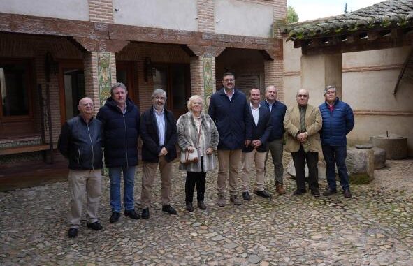 Castilla-La-Mancha-presentara-en-mayo-en-Valencia-los-libros-‘La-Ceramica-de-El-Puente-del-Arzobispo-y-la-‘Loza-de-Hellin.-Brillo-y-color