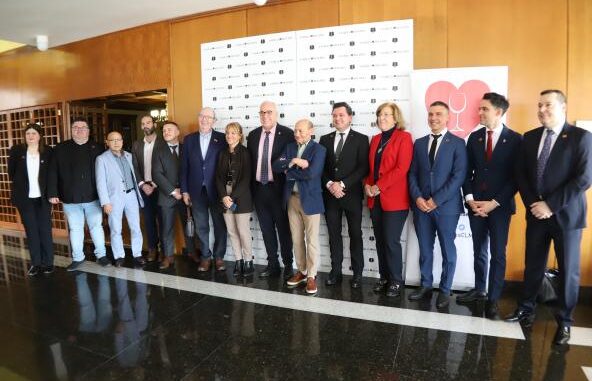 El-Gobierno-regional-muestra-su-apoyo-al-sector-vitivinicola-por-su-importancia-en-la-economica-y-el-empleo-que-genera-en-Ciudad-Real