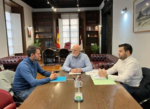 El-delegado-de-la-Junta-informa-al-alcalde-de-Hoya-Gonzalo-de-las-lineas-de-ayudas-regionales-para-acometer-varios-proyectos-de-futuro-en-su-municipio