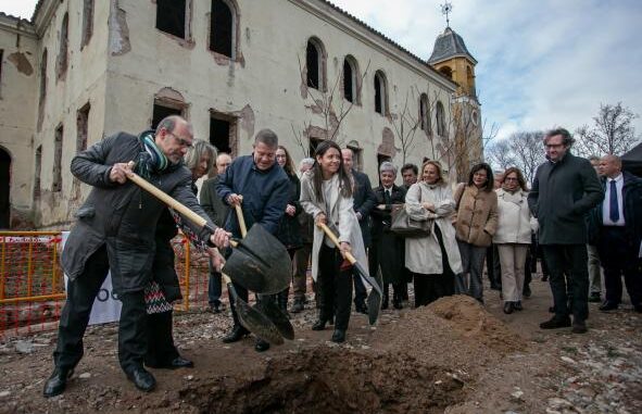 Garcia-Page-coloca-la-primera-piedra-de-la-nueva-residencia-de-mayores-Los-Olmos-de-Guadalajara-un-centro-referente-en-la-region