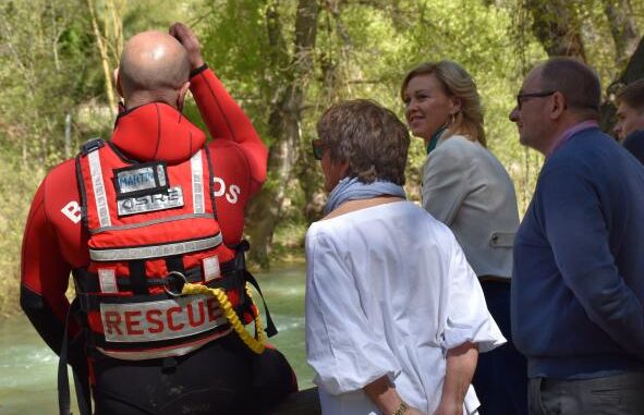 Bomberos-de-la-region-y-efectivos-de-la-UME-se-forman-en-Cuenca-sobre-tecnicas-de-rescate-acuatico