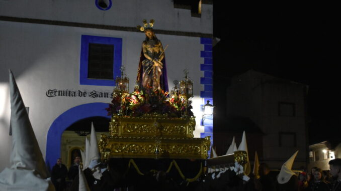 El-Cristo-de-la-Humildad-procesiona-por-las-calles-de-Quintanar-de-la-Orden-a-pesar-de-la-lluvia