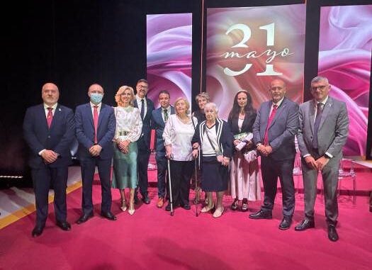 La-delegada-de-la-Junta-felicita-a-los-premiados-conquenses-en-el-Dia-de-Castilla-La-Mancha-2025