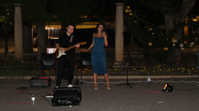 La-musica-en-directo-llena-de-alma-la-Plaza-de-las-Palomas-con-Duosoul
