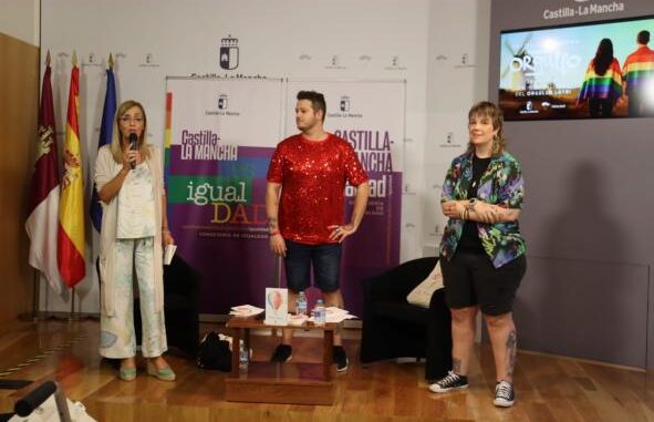 El-Gobierno-regional-clama-por-el-respeto-al-colectivo-LGTBI-a-traves-de-los-poemas-arco-iris-de-la-albacetena-Sara-Monsalve