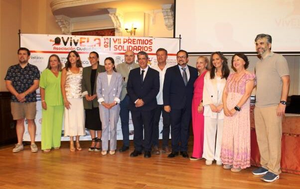 El-Gobierno-regional-muestra-su-apoyo-a-la-asociacion-VivELA-y-pone-en-valor-la-unidad-multidisciplinar-de-ELA-del-Hospital-Mancha-Centro