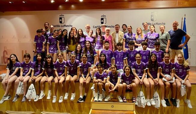 El-Gobierno-regional-reconoce-a-las-jovenes-promesas-del-Balonmano-Guadalajara-por-su-excelente-temporada