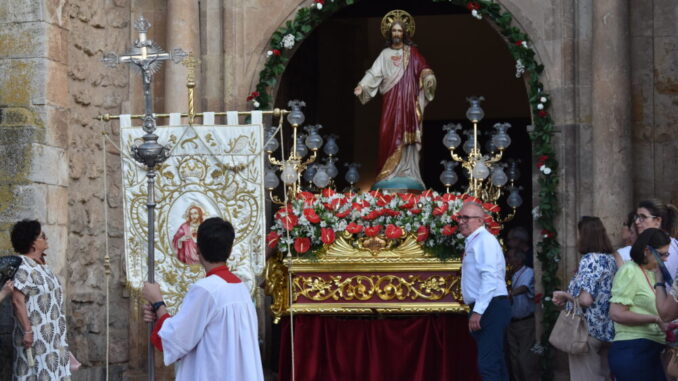 La-imagen-del-Sagrado-Corazon-de-Jesus-procesiona-por-las-calles-quintanarenas