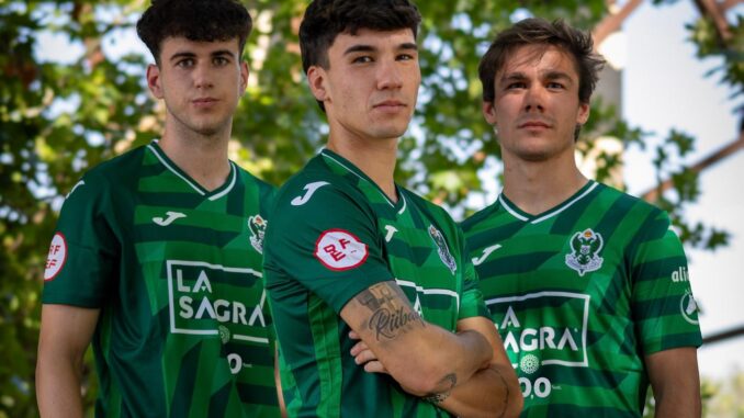 Un-estilo-rompedor-con-mosaico-y-tres-verdes-para-la-primera-equipacion-del-Club-Deportivo-Toledo