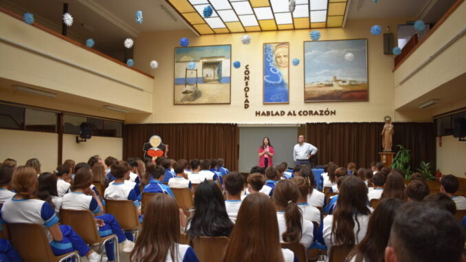 Continuan-las-charlas-sobre-el-Padre-Juan-Martin-de-Nicolas-con-los-alumnos-del-IES-Alonso-Quijano-y-el-Colegio-Ntra.-Sra.-de-la-Consolacion