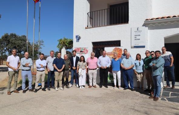 El-Gobierno-regional-y-la-empresa-DeRaza-iberico-colaboraran-para-seguir-mejorando-las-estirpes-de-cerdo-iberico-y-el-sistema-agroganadero-y-forestal-del-Deheson-del-Encinar