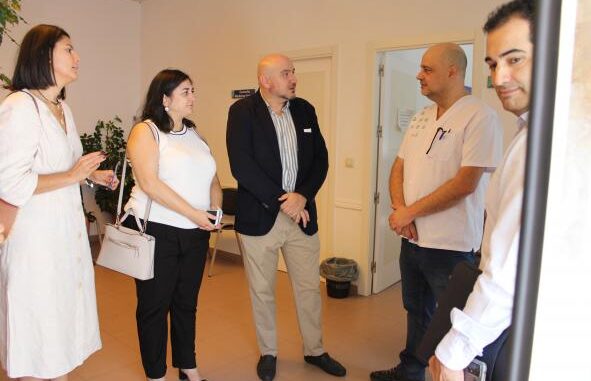 El-delegado-de-Sanidad-visita-el-consultorio-local-de-Las-Labores-y-reitera-el-compromiso-del-Gobierno-con-la-Atencion-Primaria-rural